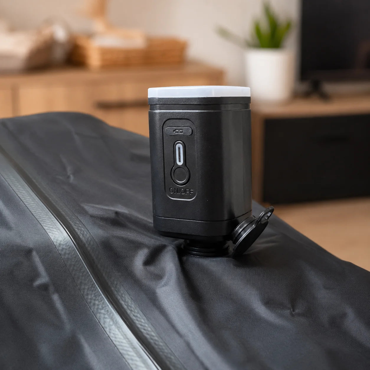 La pompe électrique PLIO en train de compresser un sac