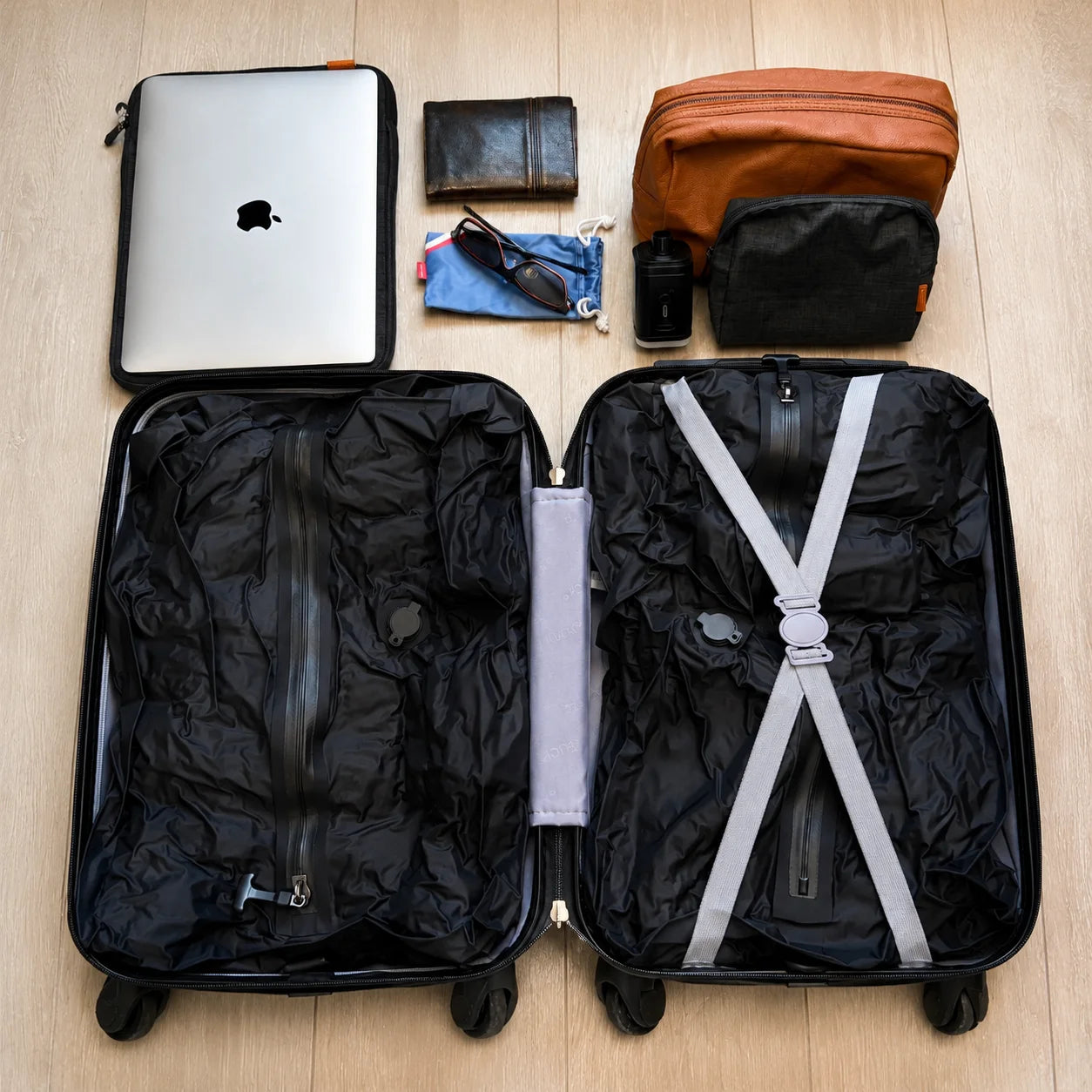 Deux sacs de compression PLIO rangés dans une valise