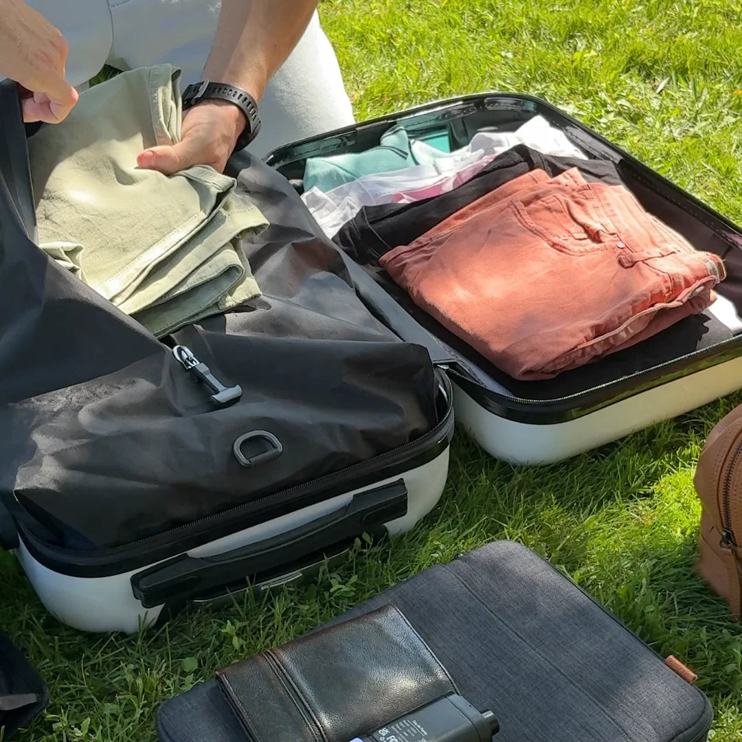 Des vêtements placés dans un sac de compression PLIO